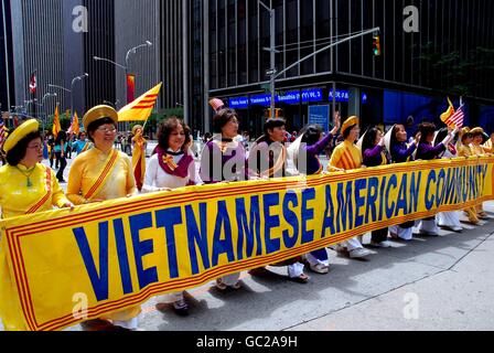 New York City: Vietnamesische Bevölkerungsgruppe Demonstranten bei der internationalen Migranten Foundation parade auf sechs Stockfoto
