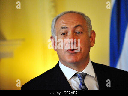 Premierminister Gordon Brown und der israelische Premierminister Benjamin Netanjahu während ihrer Pressekonferenz in der Downing Street 10 in London, nachdem er Premierminister Gordon Brown zu Gesprächen über den Friedensprozess im Nahen Osten treffen wurde. Stockfoto