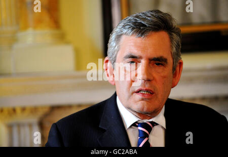 Der britische Premierminister Gordon Brown spricht auf einer Pressekonferenz, nachdem er den israelischen Premierminister Benjamin Netanjahu in der No10 Downing Street, London, treffen konnte. Stockfoto