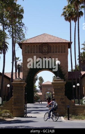 Unbekannten Radfahrer tritt eines der Tore auf dem Campus der Stanford University - nur zur redaktionellen Nutzung Stockfoto