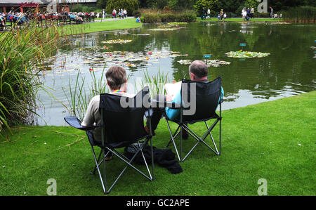 Besucher von Burnby Hall Gardens, Pocklington und East Yorkshire sitzen neben den Seerosen. Die Sammlung von Hardy Seerosen ist die größte solche Sammlung in einer natürlichen Umgebung in Europa gefunden werden. Stockfoto