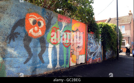 Street Art, produziert von einem unbekannten Künstler in der Cato Street, Bristol. Ein rat wird die Öffentlichkeit entscheiden lassen, ob Graffiti von Gebäuden entfernt werden soll, um Straßenkünstler wie Banksy zu fördern. Stockfoto