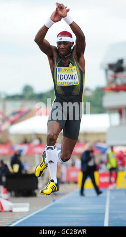 Leichtathletik - Aviva British Grand Prix - Gateshead Stadium. Der britische Phillips Idowu auf dem Weg zum Sieg beim Dreisprung der Männer während des Aviva British Grand Prix in Gateshead, Newcastle. Stockfoto