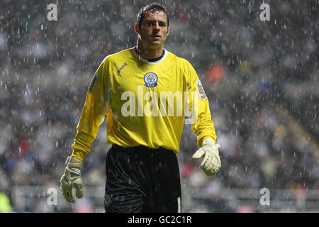 Fußball - Coca-Cola Football League Championship - Newcastle United / Leicester City - St James' Park. Leicester City Torwart Chris Weale im Regen während des Coca-Cola Championship Spiels im St James' Park, Newcastle. Stockfoto