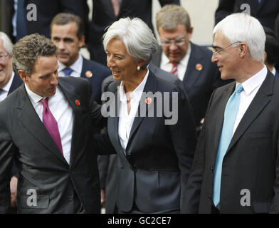 Großbritanniens Schatzkanzler Alistair Darling (rechts) sieht sich als US-Finanzminister Tim Geithner (links) mit der französischen Finanzministerin Christine Lagarde (Mitte) im Anschluss an ein Gruppenbild während des G20-Finanzministergipfels im Finanzministerium in Westminster im Zentrum von London an. Stockfoto