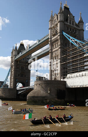 Ruderboote fahren in Richtung London Bridge, London, während sie am Great River Race teilnehmen, von Docklands nach Richmond in Surrey. Stockfoto