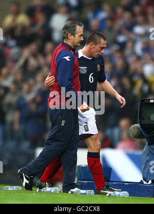 Dem schottischen Scott Brown (links) wird nach seiner Substitution von Manager George Burley gedankt. Stockfoto