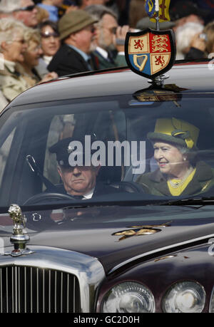 Königin Elizabeth II. Bei der Ankunft bei den Braemar Gathering Highland Games in Schottland. Stockfoto