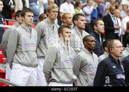 Fußball - International Friendly - England gegen Slowenien - Wembley Stadium. Vor dem Start ersetzt England die Bank Stockfoto