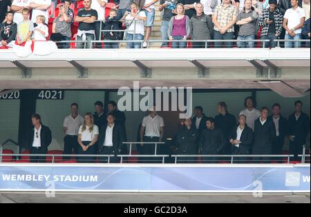 Fußball - International Friendly - England gegen Slowenien - Wembley Stadium. Das England eintägige Cricket-Team nimmt an dem Spiel Teil Stockfoto