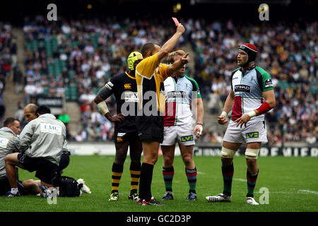 Rugby Union - Guinness Premiership - London Wasps / Harlequins - Twickenham. George Robson von Harlequins wird vom Schiedsrichter Dean Richards während des Guinness Premiership-Spiels in Twickenham, London, abgeschickt. Stockfoto