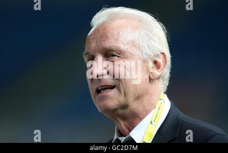 Irland-Manager Giovanni Trapattoni auf dem Platz vor dem Weltcup-Europameisterschaftsspiel im Pancyprian Gymnastic Association Stadium, Nicosia, Zypern. Stockfoto