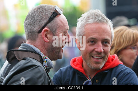 Liam Cunningham und Tom O'Sullivan hinter der Bühne am zweiten Tag des Electric Picnic Musikfestivals in Stradbally, Co.Laois. Stockfoto