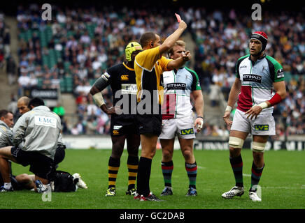 Rugby Union - Guinness Premiership - London Wasps / Harlequins - Twickenham. George Robson von Harlequins wird vom Schiedsrichter Dean Richards während des Guinness Premiership-Spiels in Twickenham, London, die rote Karte gezeigt. Stockfoto