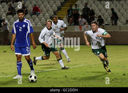 Robbie Keane, Irlands Republik, feiert den Torreigen beim Europameisterschaftsspiel im Pancyprian Gymnastic Association Stadium, Nicosia, Zypern. Stockfoto