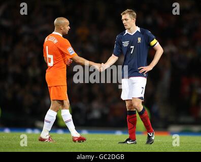 Fußball - FIFA Fußball-Weltmeisterschaft 2010 - Qualifikationsrunde - Gruppe neun - Schottland gegen Holland - Hampden Park. Der Holländer Demy De Zeeuw (links) schüttelt nach dem letzten Pfiff die Hände mit dem schottischen Robin van Persie (rechts). Stockfoto