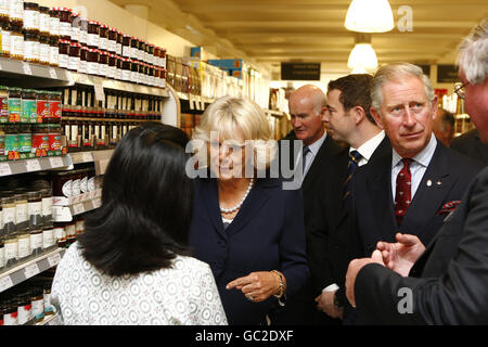 Der Prinz von Wales und die Herzogin von Cornwall schauen sich Marmeladen und Honig an, darunter einige von den Herzogtum-Originalen des Prinzen, in einem Waitrose-Geschäft in Belgravia, im Zentrum von London. Stockfoto