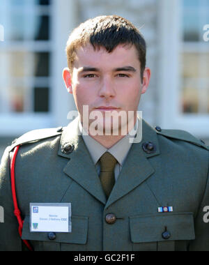 Marine Steven Nethery, 23, der während einer Zeremonie im Royal Marines Stonehoue in Plymouth mit dem auffälligen Gallantry Cross in der neuesten Operational Honors and Awards-Liste ausgezeichnet wurde. Stockfoto