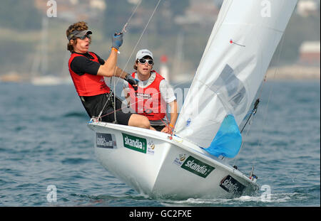 Die Briten Luke Patience und Stuart Bichell gewinnen während der Skandia Sail for Gold Regatta auf dem Ärmelkanal in der Klasse 420 eine Silbermedaille. Stockfoto