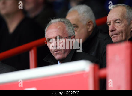 Der Fußballdirektor von Notts County Sven Goran Eriksson mit seinem Assistenten Tord Grip auf den Tribünen während des Coca-Cola League Two Spiels im Christie Park, Morecambe. Stockfoto