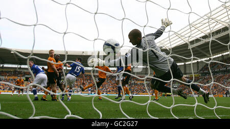 Garry O'Connor (links) von Birmingham City erzielt das Eröffnungstreffer von Das Spiel hinter Hull City Torwart Boaz Myhill Stockfoto