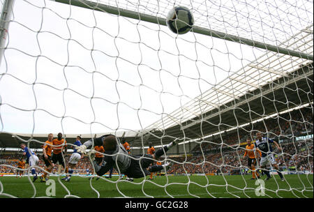 Garry O'Connor (links) von Birmingham City erzielt das Eröffnungstreffer von Das Spiel hinter Hull City Torwart Boaz Myhill Stockfoto