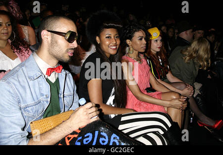 VV Brown (Mitte) und Michelle Williams (zweite rechts) in der ersten Reihe der Ashish Show im Somerset House während der London Fashion Week. Stockfoto