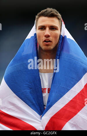 Andrew POZZI drapiert in den Union Jack-Flagge nach dem Gewinn der Männer 110m Hürden - Finale, 2016 British Championships, Birmingham Alexander Stadium UK. Stockfoto