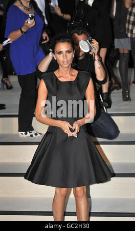 Victoria Beckham kommt im Rootstein Hopkins Parade Ground in London zur Burberry Show während der London Fashion Week an. Stockfoto