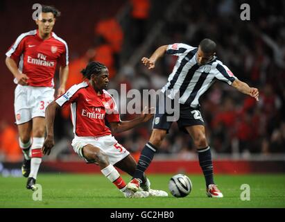 Fußball - Carling Cup - Dritte Runde - Arsenal gegen West Bromwiich Albion - Emirates Stadium. Sanchez Watt von Arsenal (links) und Gianni Zuiverloon von West Bromwich Albion (rechts) kämpfen um den Ball Stockfoto