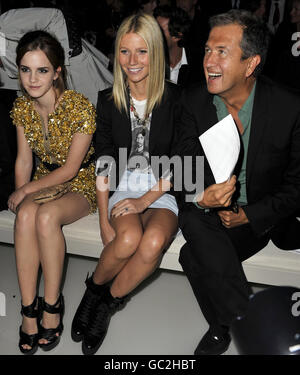 (L-R) Emma Watson, Gwyneth Paltrow und Mario Testino in der ersten Reihe während der Burberry Spring/Summer 10 London Fashion Week Show im Rootstein Hopkins Parade Ground, Chelsea College of Art and Design im Zentrum von London. Stockfoto