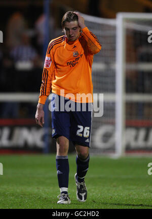 Fußball - Carling Cup - Dritte Runde - Peterborough United / Newcastle United - London Road. Newcastle United-Torwart Tim Krul zeigt seine Nachmüdung beim Carling Cup-Spiel in der dritten Runde in der London Road, Peterborough. Stockfoto