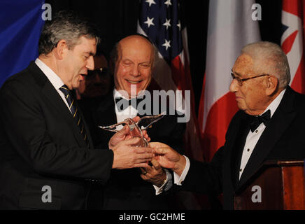 Premierminister Gordon Brown (links) erhält den World Statesman of the Year Award der Appeal of Conscience Foundation Henry Kissinger (rechts) in New York. Stockfoto