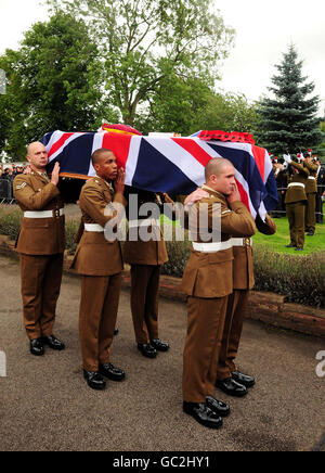 Der Leichenfalle von Fusilier Louis Carter verlässt die Pfarrei unserer Lieben Frau der Engel, Nuneaton. Fusilier Louis Carter, vom 2. Bataillon, dem Königlichen Regiment von Fusiliers, starb, als er am 16. August seinen Sektionskommandanten aus dem Schauplatz einer Explosion in Sagin, Provinz Helmand, herauszog. Stockfoto