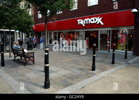 Woolworths-Verschlüsse. Eine Gesamtansicht der Vorderseite eines TK max-Lagers, das Woolworths, 41 High St Worcester, WR1 2QD ersetzt hat. Stockfoto