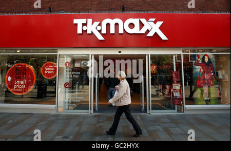 Woolworths-Verschlüsse. Eine Gesamtansicht der Vorderseite eines TK max-Lagers, das Woolworths, 41 High St Worcester, WR1 2QD ersetzt hat. Stockfoto