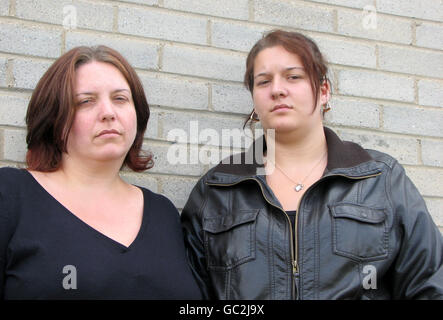 Roxanne Lawrence, Mutter des erwürgten Stacey Lawrence, steht mit ihrer Tochter Emma Hammond vor dem Polizeihauptquartier Northamptonshire, Northampton, wo sie mit den Medien sprach. Stockfoto