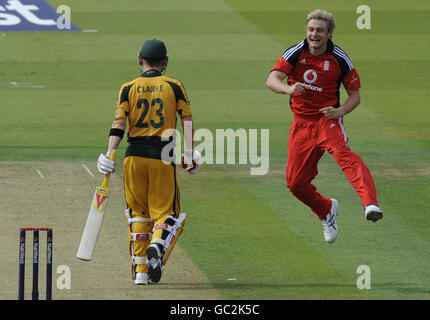 Der Engländer Luke Wright feiert das Dickicht des australischen Kapitäns Michael Clarke für 4 Läufe während des zweiten NatWest Series One Day International Spiels im Lord's Cricket Ground, London. Stockfoto