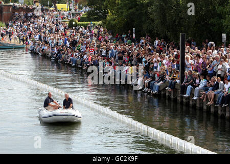 Die Menge wartet auf den Start von tausenden Plastikenten, die die Themse in Hampton Court, Surrey, entlang segeln, um am 3. Great British Duck Race teilzunehmen, um Geld für den NSPCC zu sammeln. Stockfoto