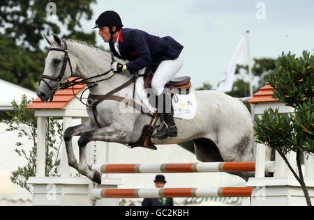 Oliver Townend und Carousel Quest am vierten Tag der Burghley Horse Trials, Burghley House, Stamford. Stockfoto