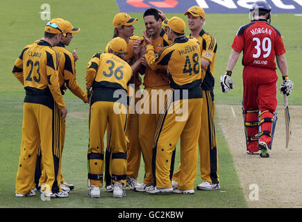 Der Australier Mitchell Johnson feiert das Wicket des englischen Batsman Eoin Morgan beim zweiten NatWest Series One Day International Match im Lord's Cricket Ground, London. Stockfoto