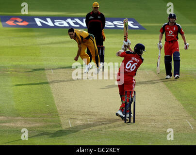 Englands Graeme Swann in Aktion beim zweiten NatWest Series One Day International Match im Lord's Cricket Ground, London. Stockfoto