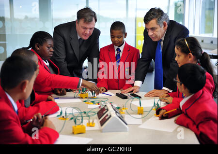 Premierminister Gordon Brown, der Rechts- und Schulsekretär Ed Balls, sprach mit Schülern während eines Wissenschaftsunterrichts während eines Besuchs der City Academy in Hackney, Ost-London, als sie offiziell die 200. Academy School einführten. Stockfoto