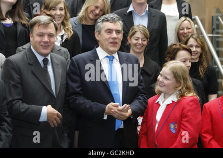 Premierminister Gordon Brown (Mitte) und Schulsekretär Ed Balls (links) posieren mit Mitarbeitern und Studenten für Fotos während eines Besuchs der City Academy in Hackney, Ost-London, um die 200. Academy School offiziell zu eröffnen. Stockfoto