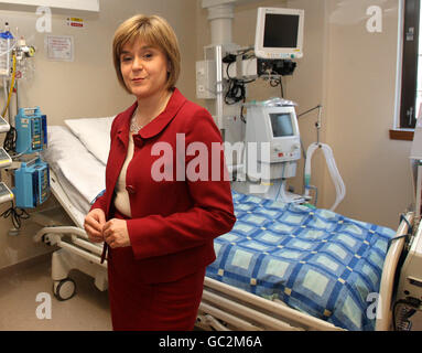 Scottish Health Secretary Nicola Sturgeon bei einem Besuch der Intensivstation des Stirling Royal Infirmary. Das vor fünf Monaten gestartete Programm zur Patientensicherheit zielt darauf ab, die Krankenhausstandards zu verbessern. Stockfoto