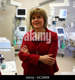 Scottish Health Secretary Nicola Sturgeon bei einem Besuch der Intensivstation des Stirling Royal Infirmary. Das vor fünf Monaten gestartete Programm zur Patientensicherheit zielt darauf ab, die Krankenhausstandards zu verbessern. Stockfoto