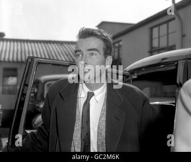 Filmstar Montgomery Clift bei der Ankunft am Flughafen London aus New York, um den neuen Film 'Suddenly Last Summer' zu drehen, mit Elizabeth Taylor. Stockfoto