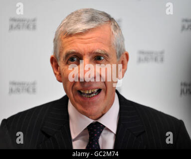 Justizminister Jack Straw wendet sich nach der Freilassung des Liverpooler Fußballfans Michael Shields aus dem Gefängnis an die Medien im Justizministerium. Stockfoto