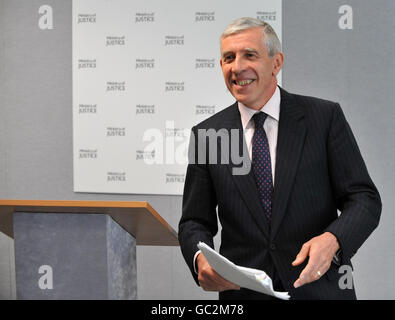 Justizminister Jack Straw wendet sich nach der Freilassung des Liverpooler Fußballfans Michael Shields aus dem Gefängnis an die Medien im Justizministerium. Stockfoto