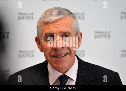 Justizminister Jack Straw wendet sich nach der Freilassung des Liverpooler Fußballfans Michael Shields aus dem Gefängnis an die Medien im Justizministerium. Stockfoto